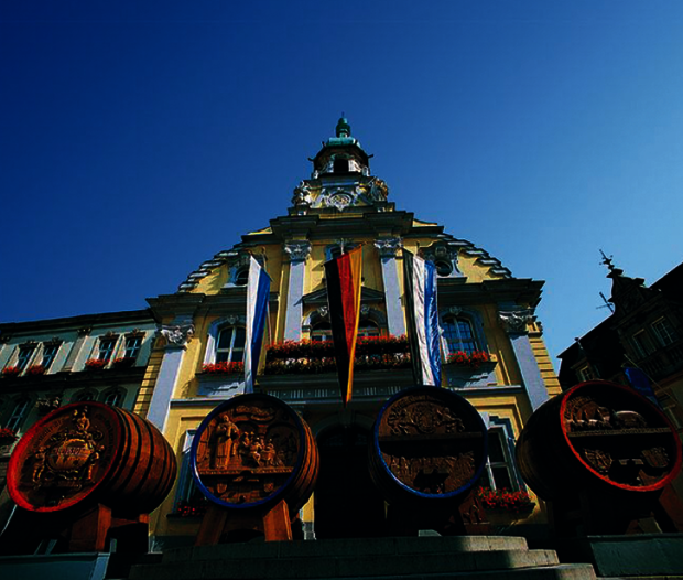 Kulmbacher Rathaus mit Bierfässern im Vordergrund