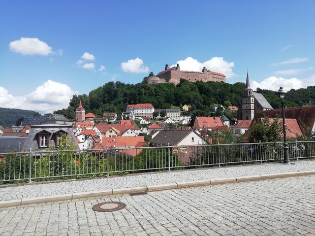 Blick über die Altstadt von Kulmbach zur Plassenburg