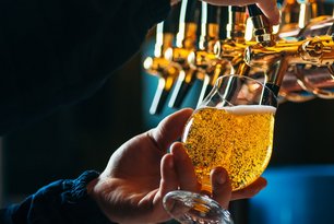 Ein Bier vom Fass wird in ein Glas gezapft